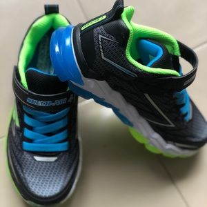Boys Sketchers size 1Y NWOT never worn